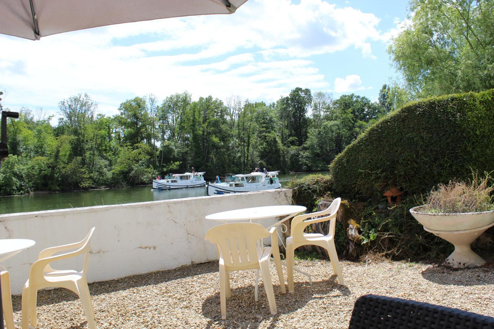 Bed and Breakfast Calme Au Bord De L'Eau Laroche-Saint-Cydroine Exterior foto