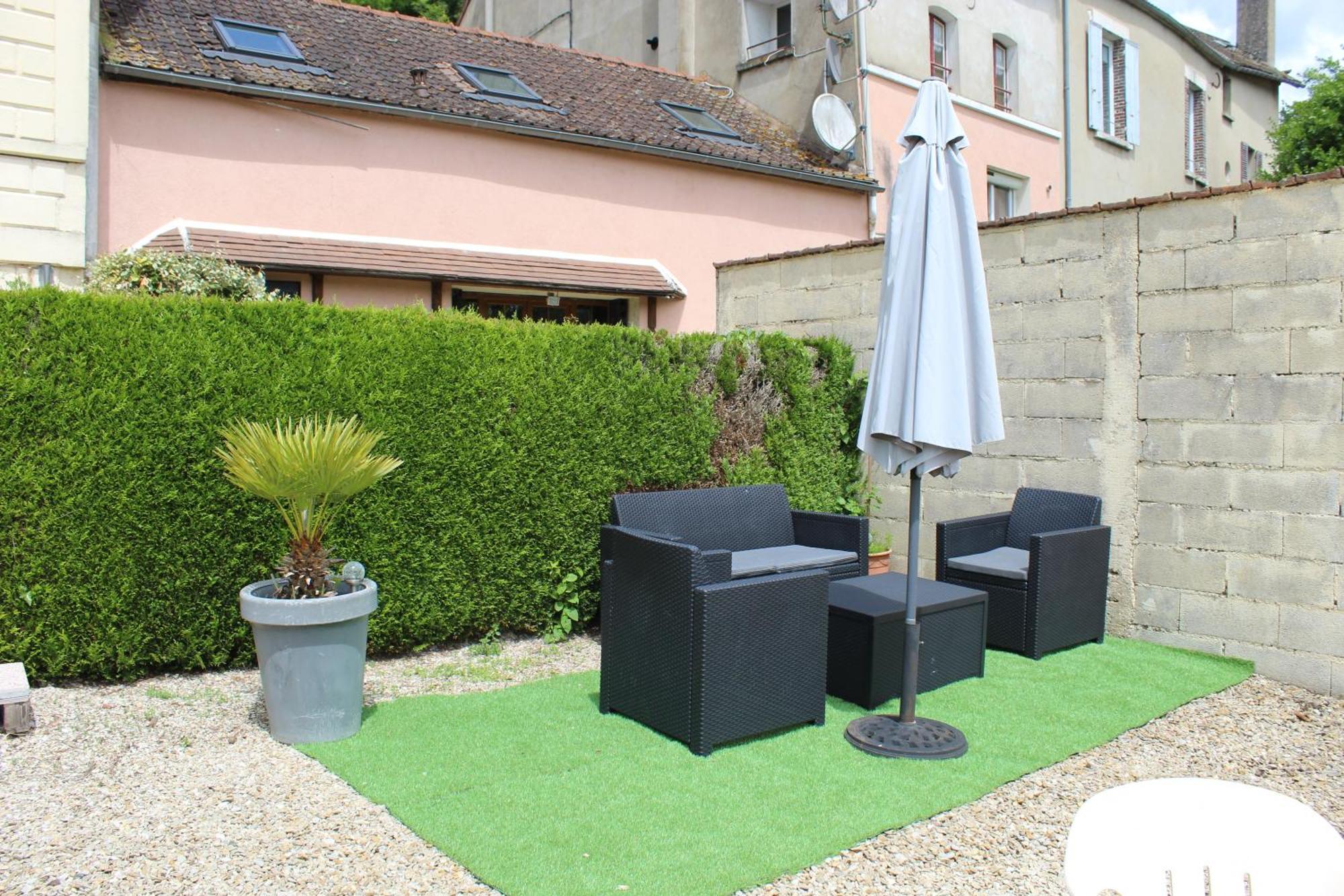 Bed and Breakfast Calme Au Bord De L'Eau Laroche-Saint-Cydroine Exterior foto