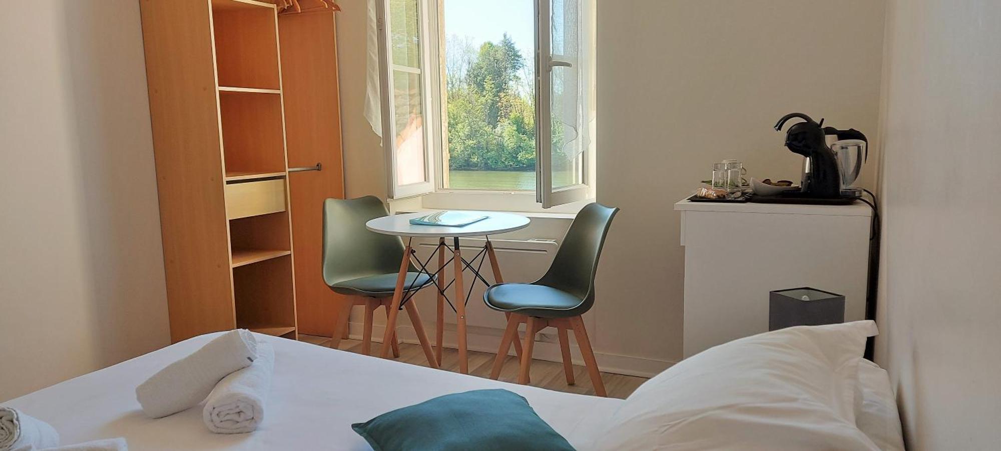 Bed and Breakfast Calme Au Bord De L'Eau Laroche-Saint-Cydroine Exterior foto
